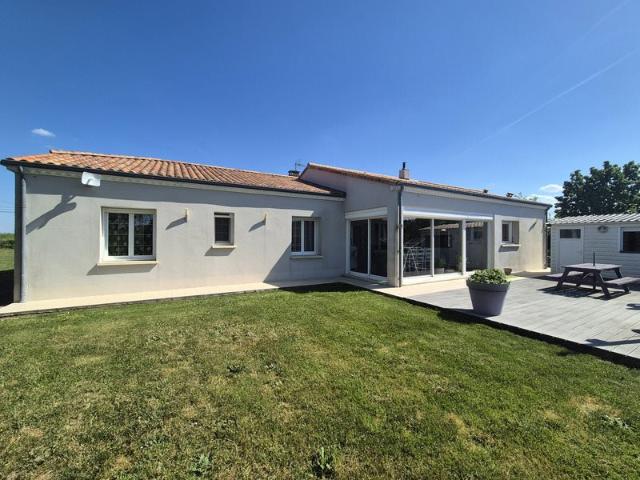 3,4 has, dépendance sécurisée de 320 m², maison plain pied p. 166m² Marmont Pachas
