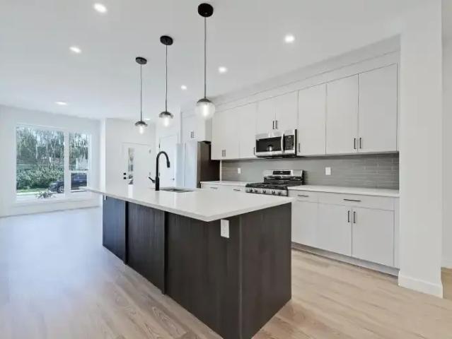 3.5 Bedroom Townhouse Calgary AB 105394411