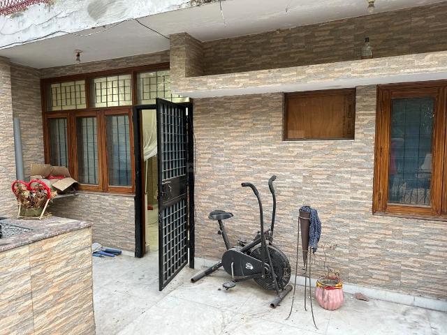 3.5 BHK Apartment in Mayur Vihar Phase 1 for rent New Delhi. The reference number is 19871539