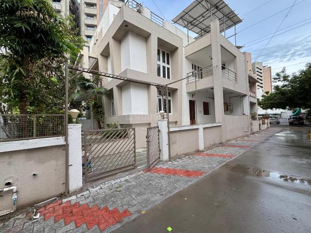 3.5 BHK Independent House in Memnagar for resale Ahmedabad. The reference number is 20591484