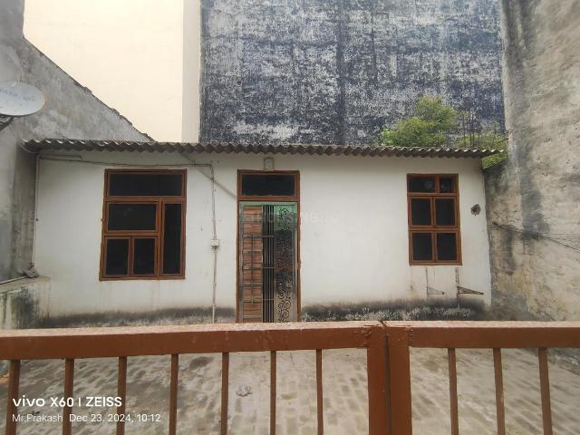 3.5 BHK Independent House in Dwarka Mor for rent New Delhi. The reference number is 20733407