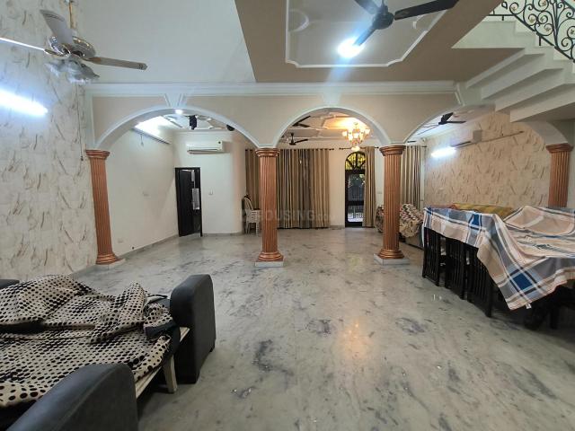 3.5 BHK Independent House in Sector 40 for rent Noida. The reference number is 21211366