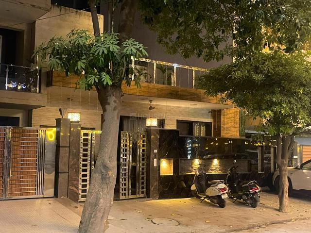 3.5 BHK Independent House in Sector 48 for resale Gurgaon. The reference number is 21289088