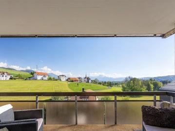 3,5 P Wohnung mit Garage, nach Süden ausgerichtetem Balkon und offenem Blick