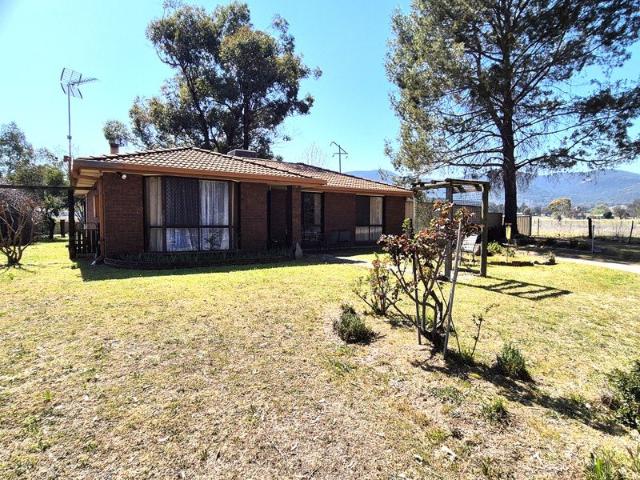 3.5 PEACEFUL ACRES WALK TO THE SHOPS