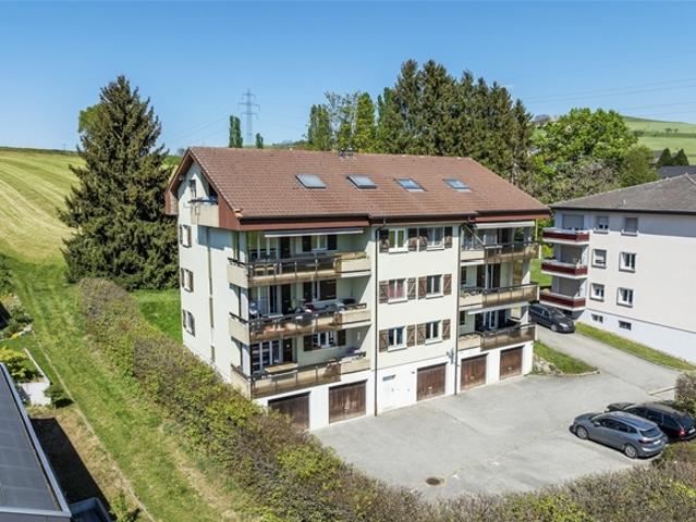 3,5 Pence Wohnung im Obergeschoss mit Balkon und Garage