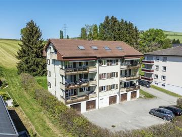 3,5 Pence Wohnung im Obergeschoss mit Balkon und Garage