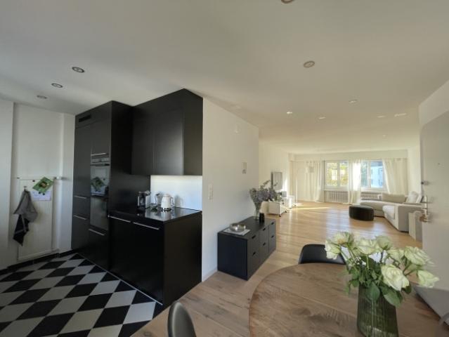 3.5 Zi. Attikawohnung, 2 Balkone, Lift Top Standort