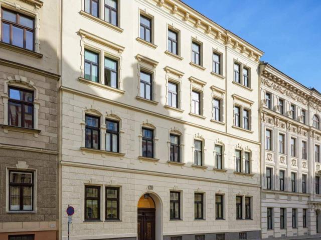 3,5 Zimmer mit großem Balkon warten auf Sie Stilvolles Altbaujuwel in Bestlage von Währing!