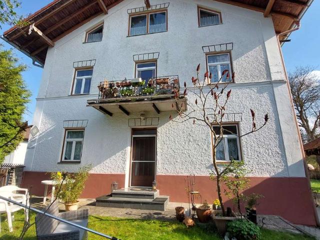 3,5 Zimmer Altbau Wohnung mit Balkon und Einbauküche