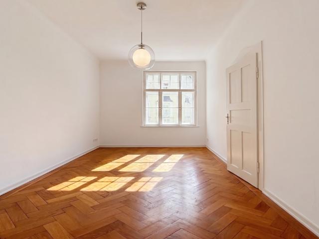 3,5 Zimmer Altbauwohnung mit Balkon / historischem Fischgrätparkett/Denkmal bezugsfrei