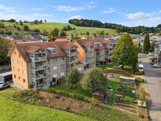 3.5 Zimmer Gartenwohnung mit sonnigem Sitzplatz und Blick ins Grüne