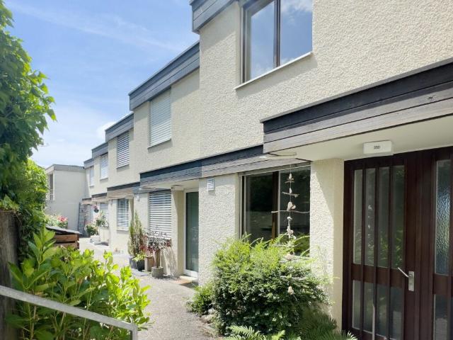 3.5 Zimmer Reihenhaus, ursprünglich 4.5 Zimmer, mit pflegeleichtem Umschwung, Einzelgarage und schöner Aussichtslage am Tor zur Stadt Thun