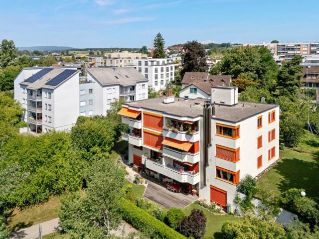 3.5 Zimmer Topgeschosswohnung mit Cheminée und Parkplatz