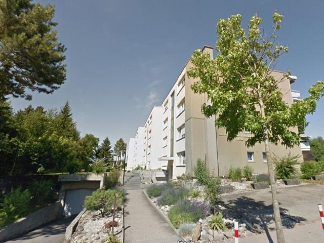3,5 Zimmer Wohnung im ersten Stock mit Balkon