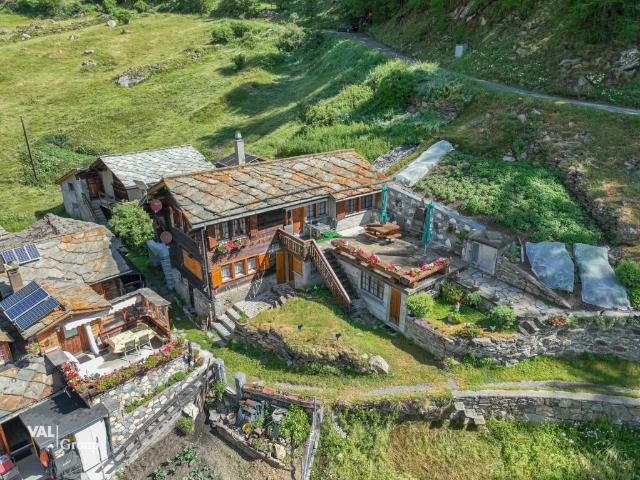 3.5 Zimmer Wohnung in einer heimeligen Alphütte