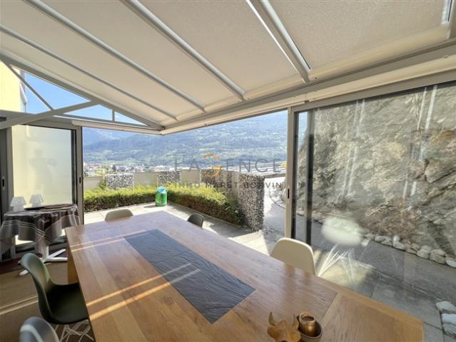 3,5 ZIMMIGES APPARTEMENT MIT VERANDA UND AUSSICHT AUF DIE SCHLÖSSER GRAVELONE