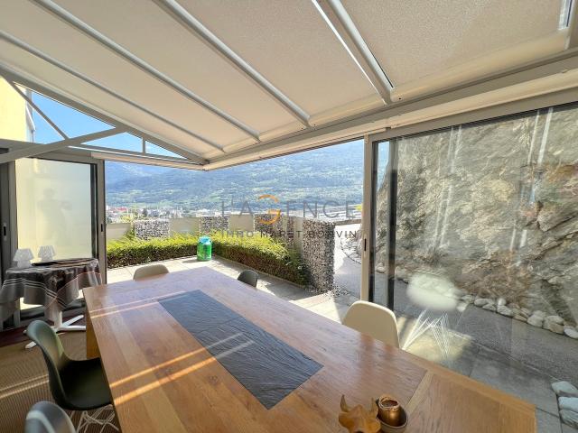 3,5 ZIMMIGES APPARTEMENT MIT VERANDA UND AUSSICHT AUF DIE SCHLÖSSER GRAVELONE