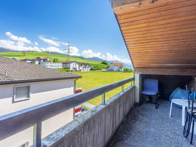 3.5P Wohnung im obersten Stock mit Balkon und Garage