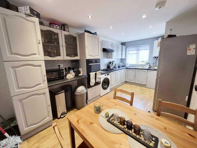 3bed close Stratford Station & Westfield 1 AUG