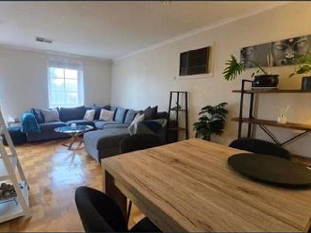3Bed rooms, 2 living areas, 1 bathroom, 1 Toilet, Entertainer House 8 kms to CBD