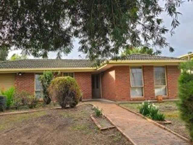 3Bed rooms, 2 living areas, 1 bathroom, 1 Toilet, Entertainer House 8 kms to CBD