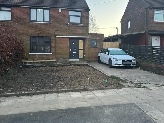 3beds SEMI DETACHED For Rent