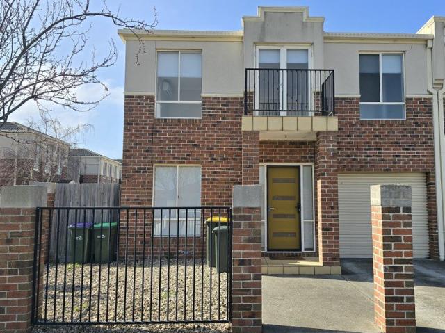 3bedroom townhouse situated close by to all local amenities