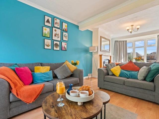 3BR 3Bath Solihull | JLR • NEC • Airport • Parking