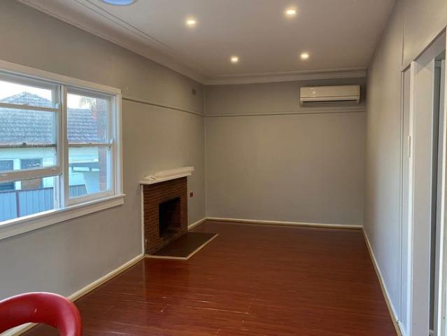 3BR House with recent updates! AC, MBIR, floorboards. Walk to train!