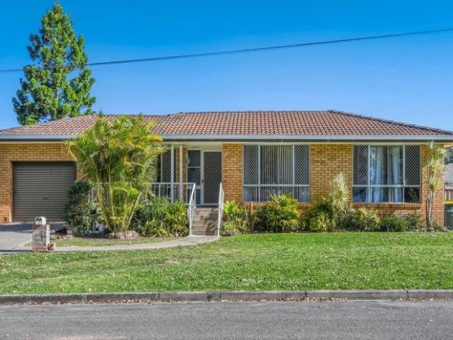 3BR HOME, IN GROUND POOL, & BIG YARD