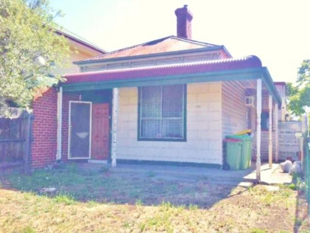 3BR RENOVATED FOOTSCRAY HOUSE MINUTES AWAY STATION & SHOPS!