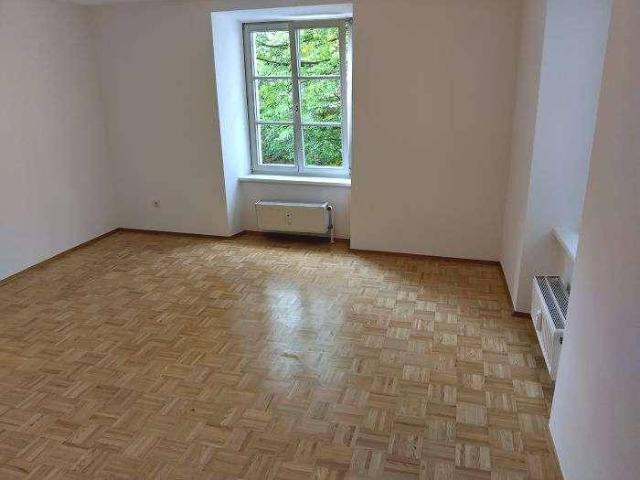Ruhiger 3 ZIMMER Altbau, extra Wohnküche möbliert, Bad mit Wanne / Fenster, extra WC, beim Kunsthaus