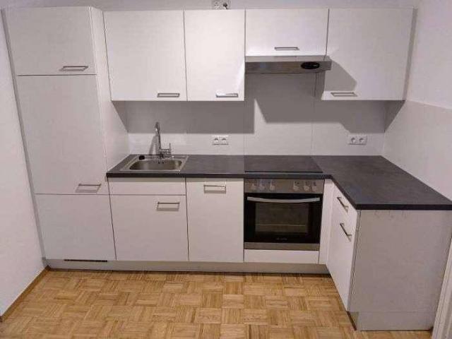 3er WG: Neuwertiger 3 ZIMMER Altbau, extra Wohnküche möbliert, Bad mit Wanne und Fenster, extra WC!