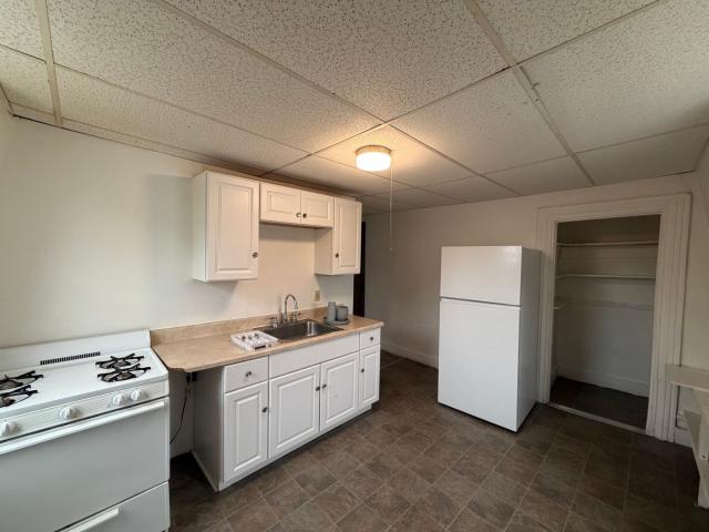 3rd floor 2 Bedroom Available in Haverhill Available Now!