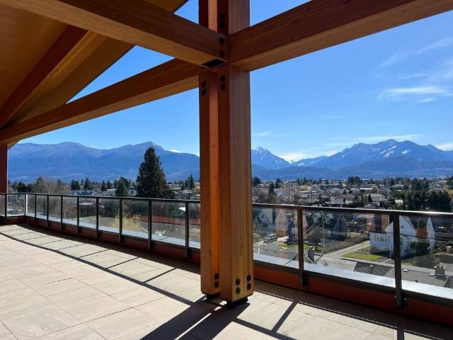 3rd Floor Corner Unit!