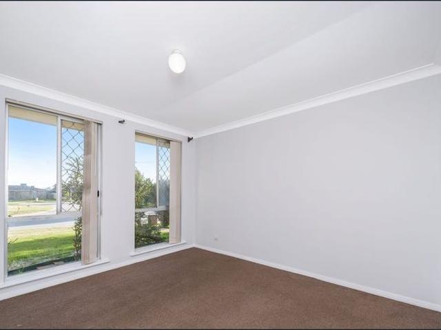 3x1 Family home with large backyard