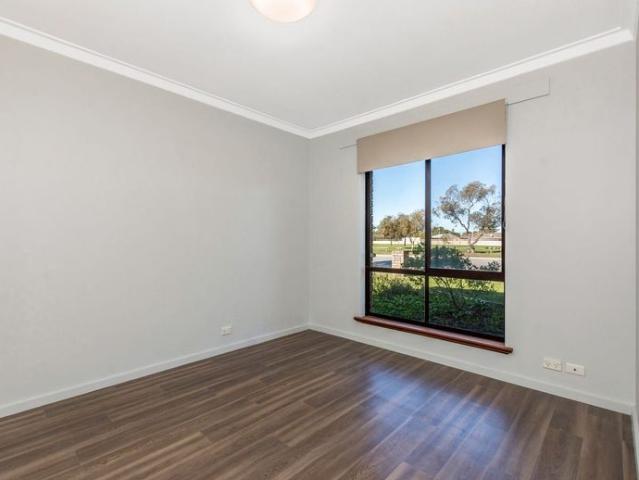3x1 HOME, CONVENIENT LIVING IN A GREAT LOCATION!