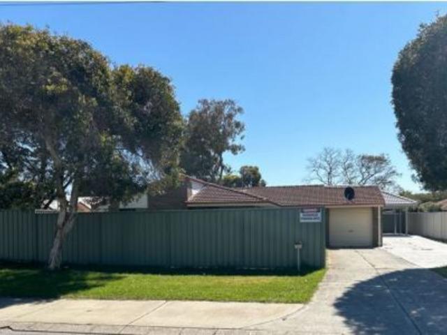 3x1 HOME, CONVENIENT LIVING IN A GREAT LOCATION!