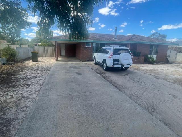 3x1 With a large back yard