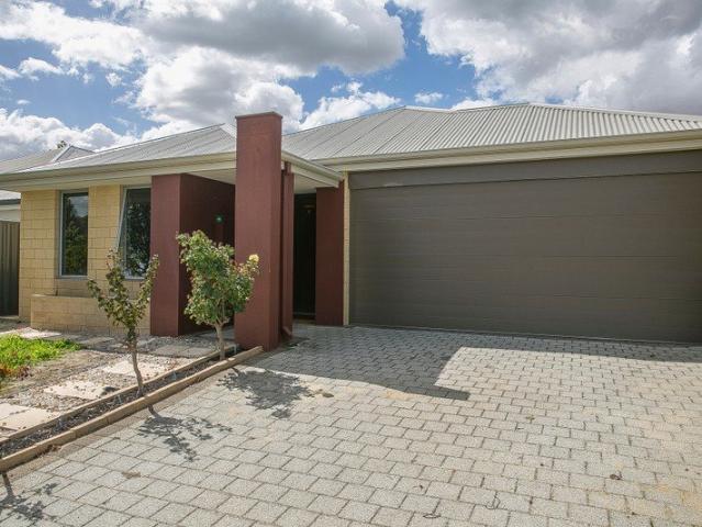 3x2 Home: Sleek & Modern, Low Maintenance, Solar Panels & Surrounded By Parkland!