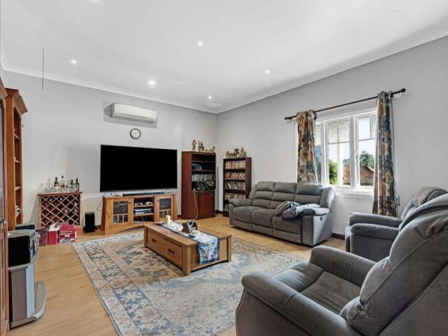 3x2 High Ceilings & Old World Charm!