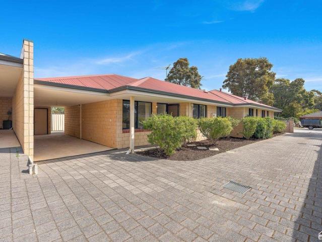 3x2 Villa metres from CBD and Train Station