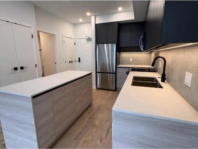 3xx 9 UNIVERSITY CRESCENT