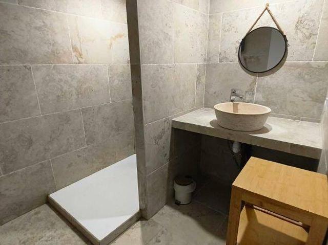 T3 760€ EAU COMPRISE NON MEUBLE AVEC COURS INTERIEUR