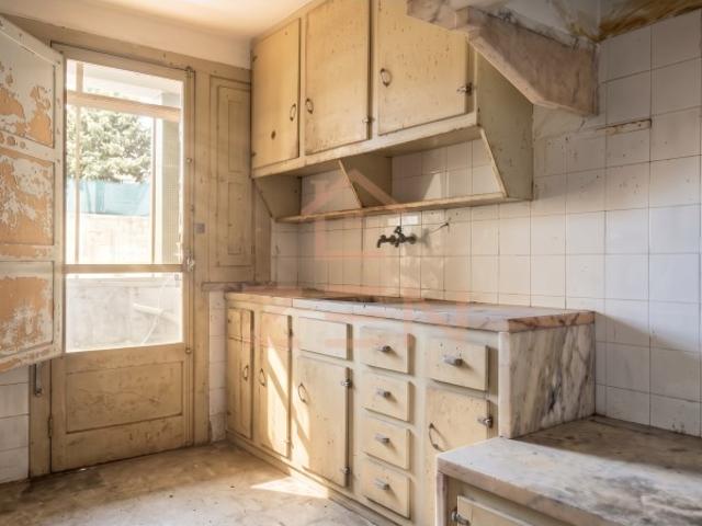 T3 | 90 m2 + Logradouro 50 m2 | Para Remodelar | Odivelas