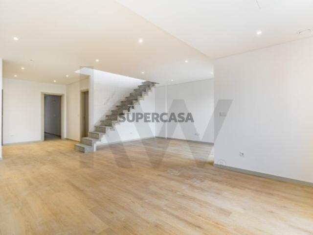 T3 + 1 Duplex com Terraço Panorâmico, Áreas Premium e Garagem Box | Montijo