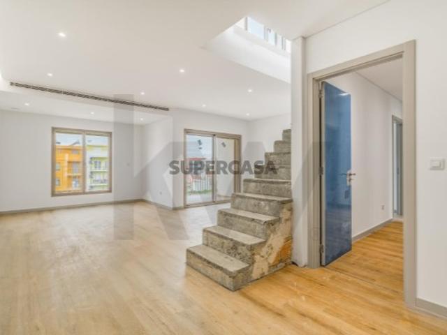 T3 + 1 Duplex com Terraço Panorâmico, Áreas Premium e Garagem Box | Montijo
