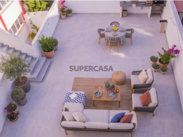 T3 Totalmente Remodelado com Logradouro de 80 m² e Churrasqueira