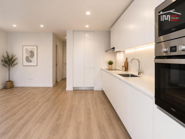 Dois T3 Totalmente Remodelados com Espaços Exteriores no Alto do Seixalinho